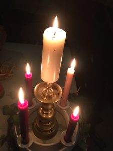 De Christuskaars is ontstoken midden tussen de vier kaarsen van de Advent
